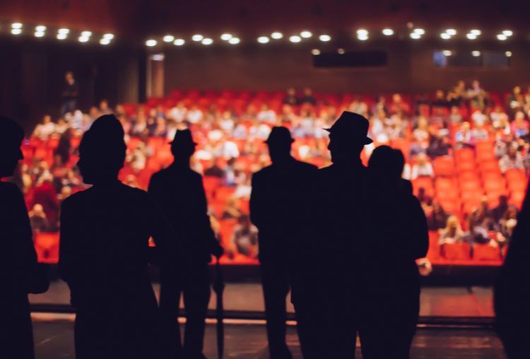 traduzione letteraria di una canzone teatrale